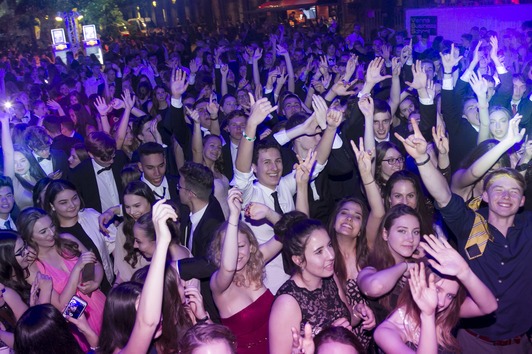 Die gut gefüllte Tanzfläche am Ball der Vienna Business School